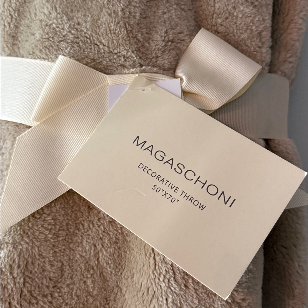 Magaschoni decorative throw - Picture 2 of 3